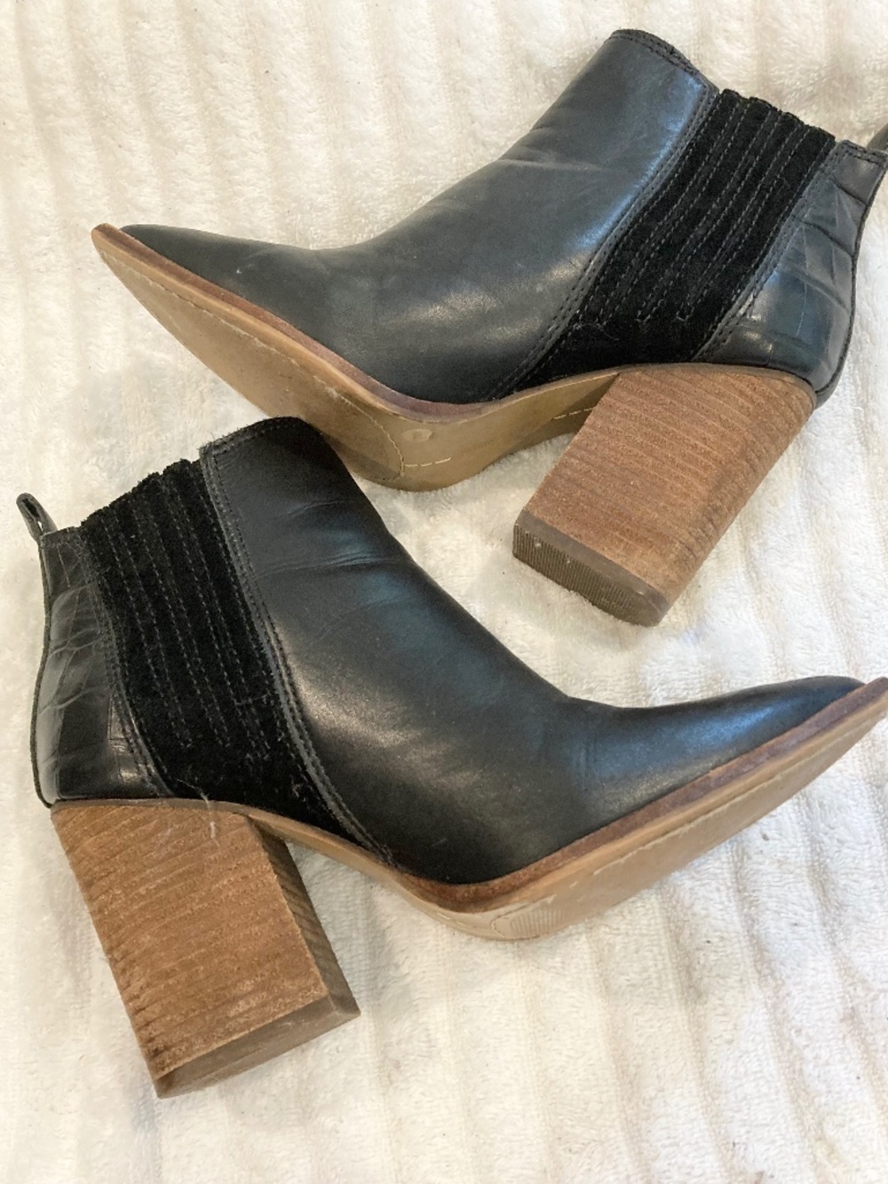 Vince Camuto VC-Gabeena Black Leather bootie.